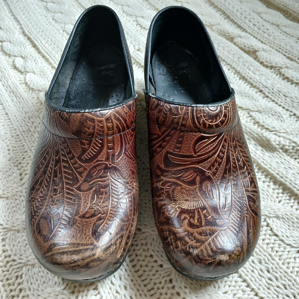 Women's brown textured Dansko clogs 41